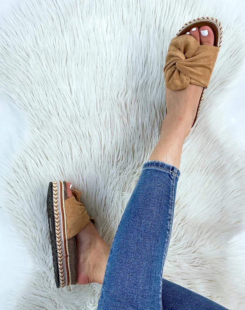 Mules à large bride en suédine camel et motif aztèque