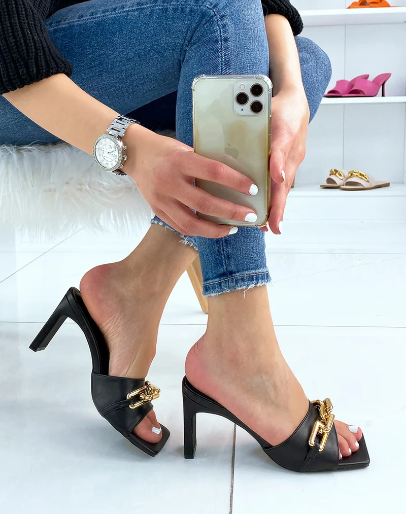 Mules à talon noires à chaîne dorée