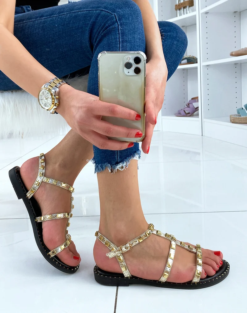 Nu-pieds dorées à petits détails cloutés
