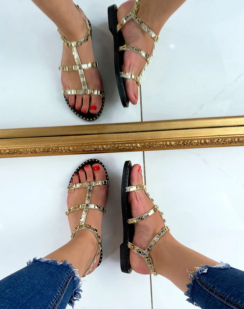 Nu-pieds dorées à petits détails cloutés