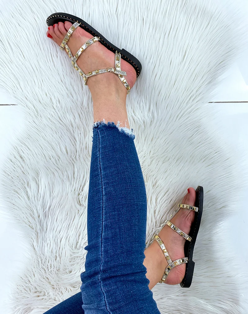 Nu-pieds dorées à petits détails cloutés