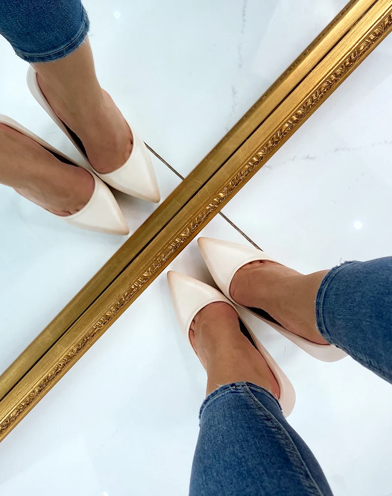Escarpin beige à talon aiguille évasé