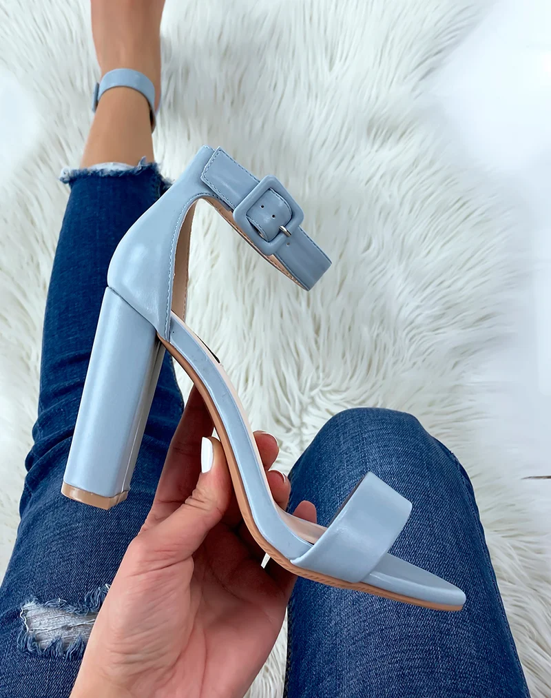 Sandales à talon bleu pastel à boucle carrée
