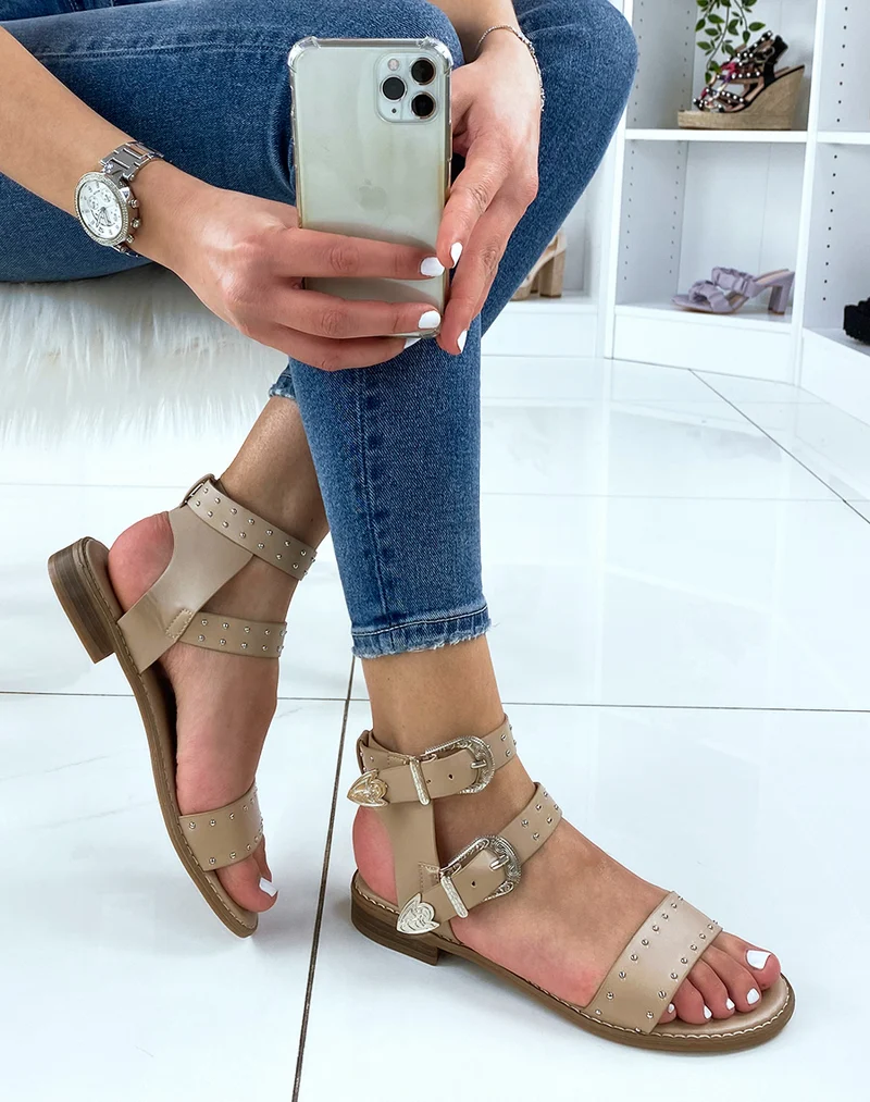 Nu-pieds beiges à détails cloutés