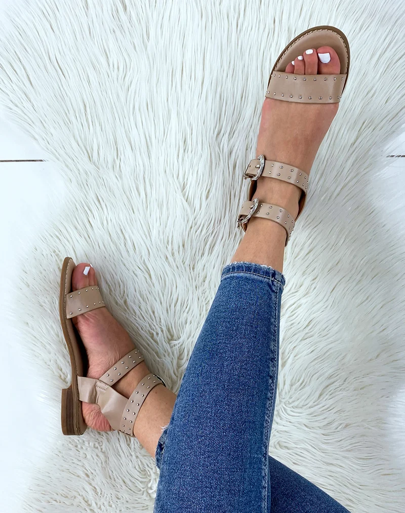 Nu-pieds beiges à détails cloutés