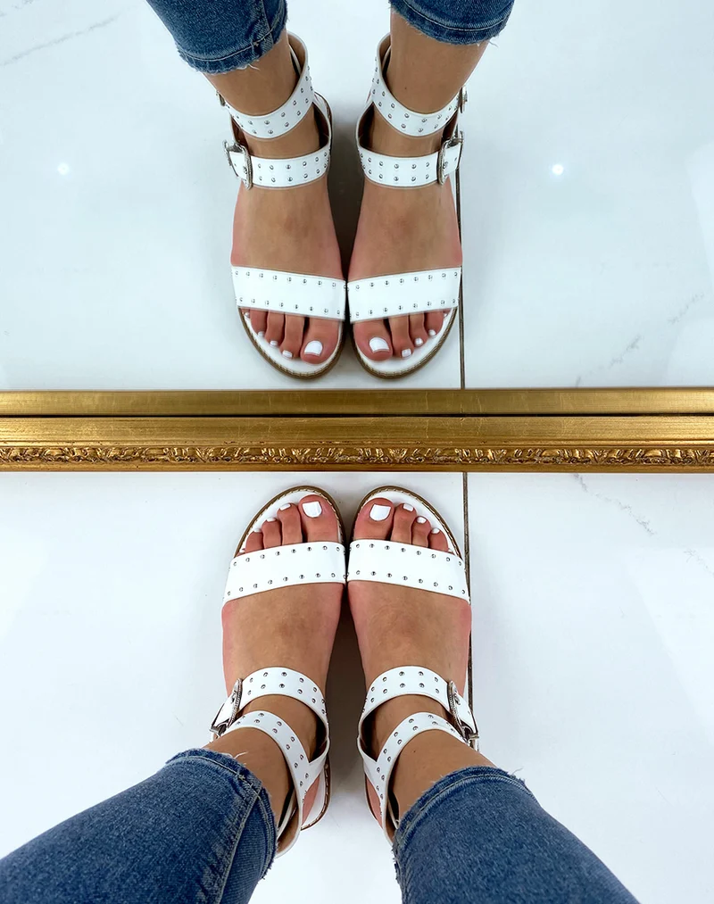 Nu-pieds blancs à détails cloutés
