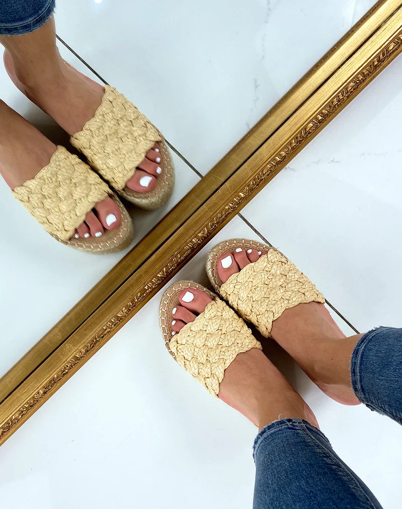 Mules compensées à large bride tressée beige
