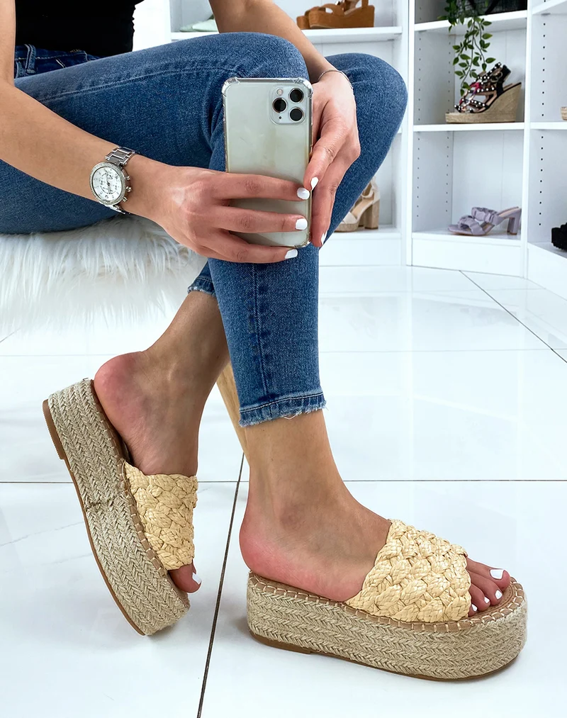 Mules compensées à large bride tressée beige