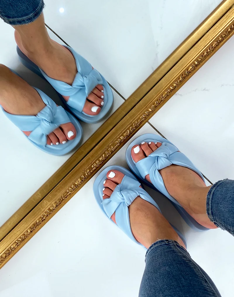 Nu-pieds bleu clair à brides larges rembourrées