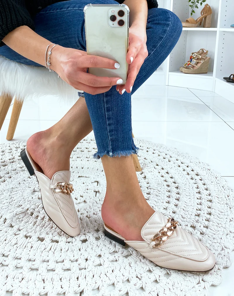 Mule en simili cuir beige à grosse chaîne