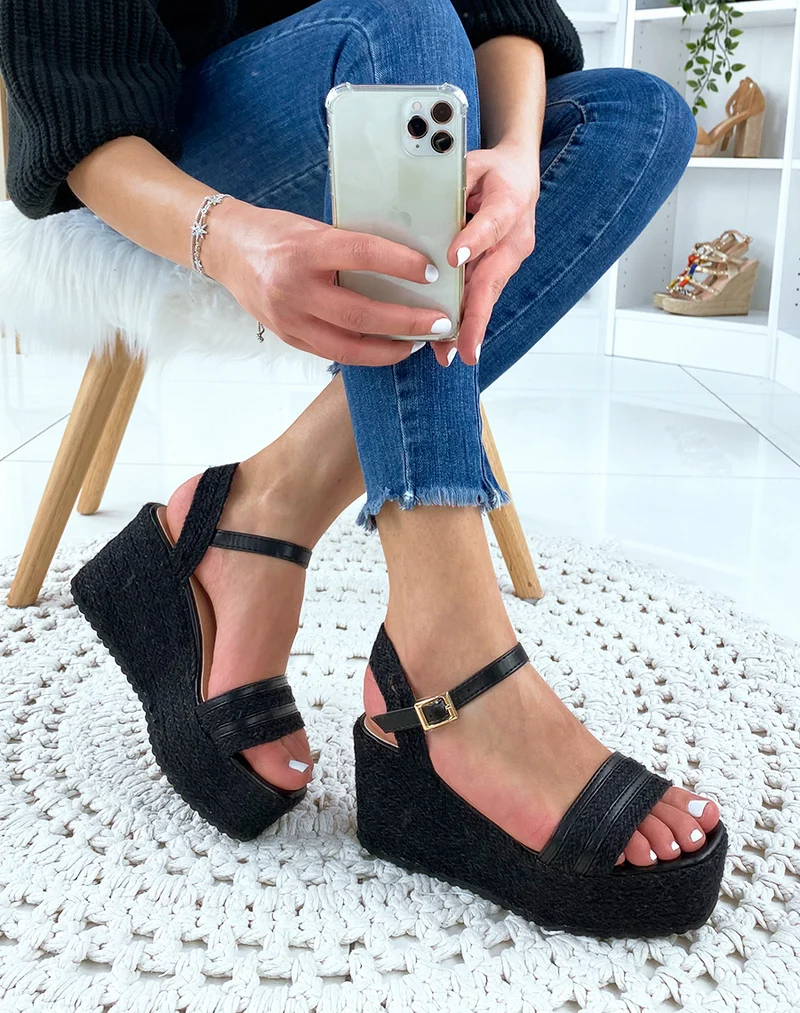 Sandales compensées noires à brides larges tressées