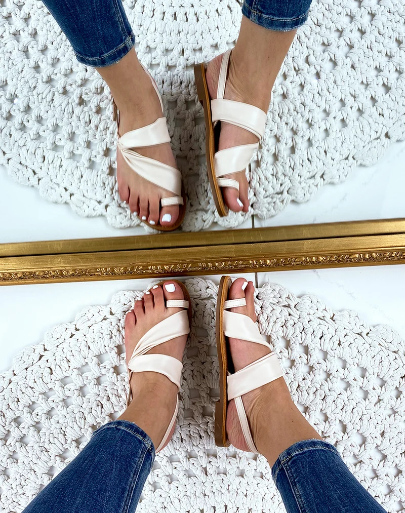 Nu-pieds en simili cuir rose pâle