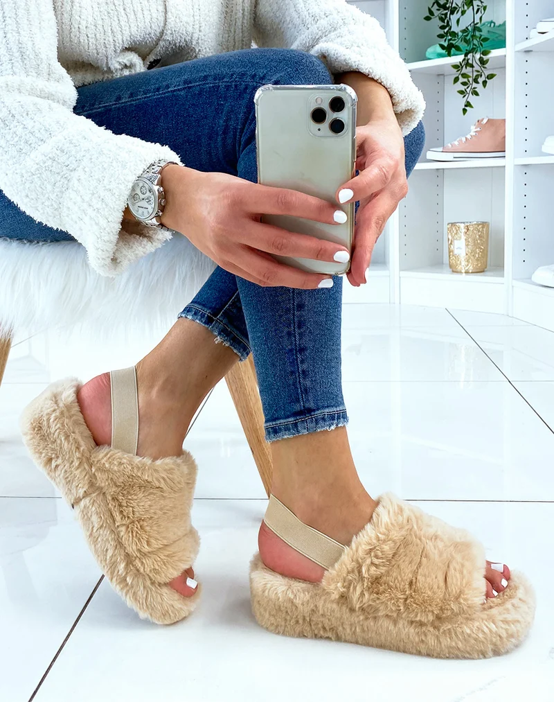Pantoufles beige en fausse fourrure