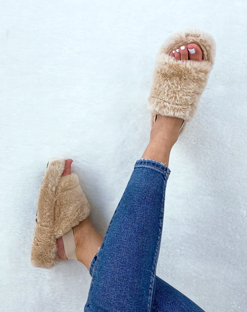 Pantoufles beige en fausse fourrure