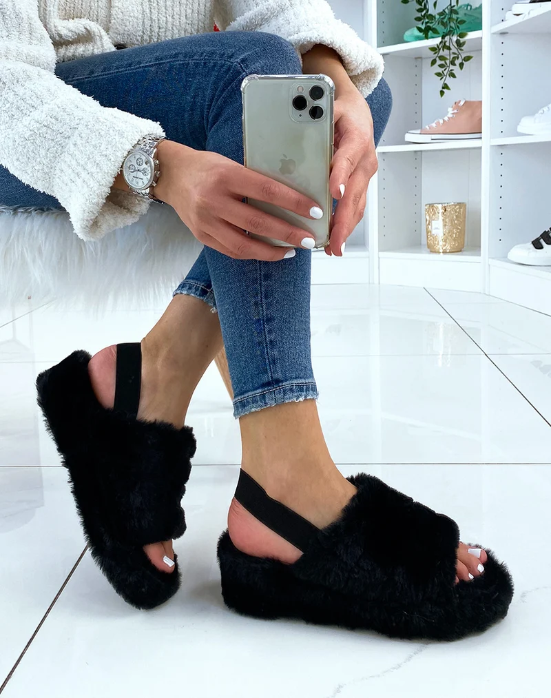 Pantoufles noires en fausse fourrure