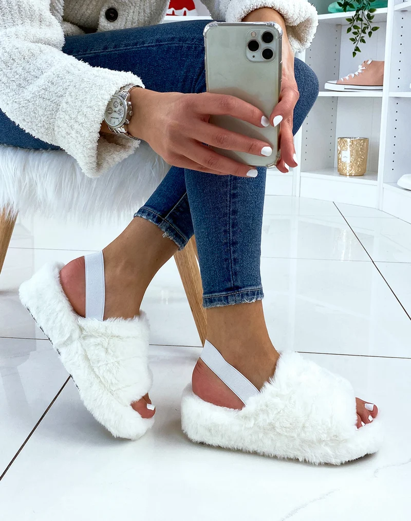 Pantoufles blanches en fausse fourrure