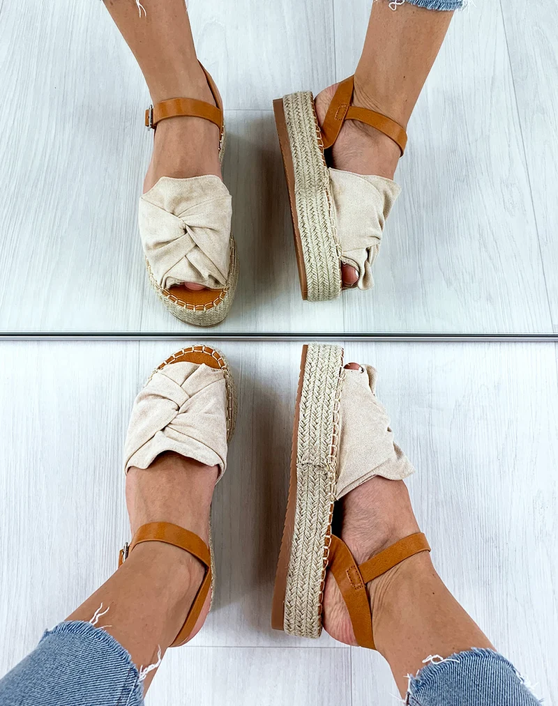Nu-pieds en suédine beiges à plateforme et lanières camel