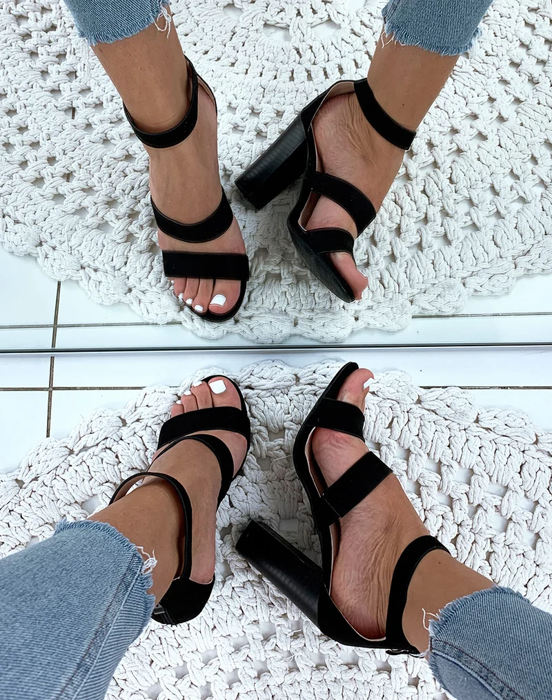Sandales en suédine noires à talons et à multiples brides