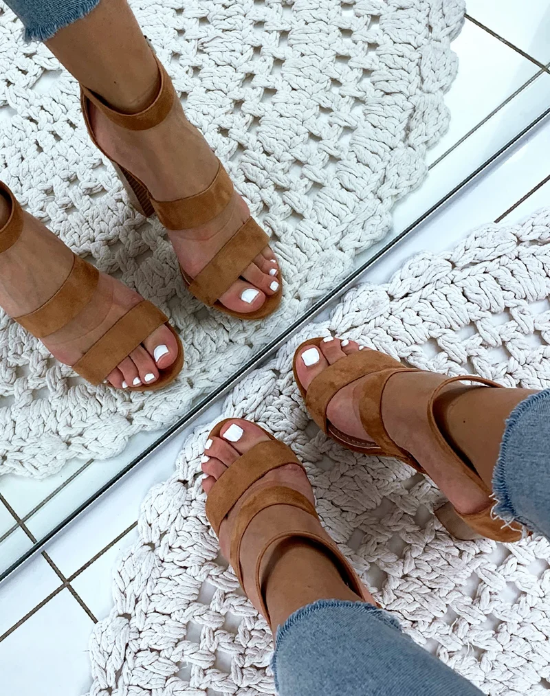 Sandales en suédine camel à talons et à multiples brides