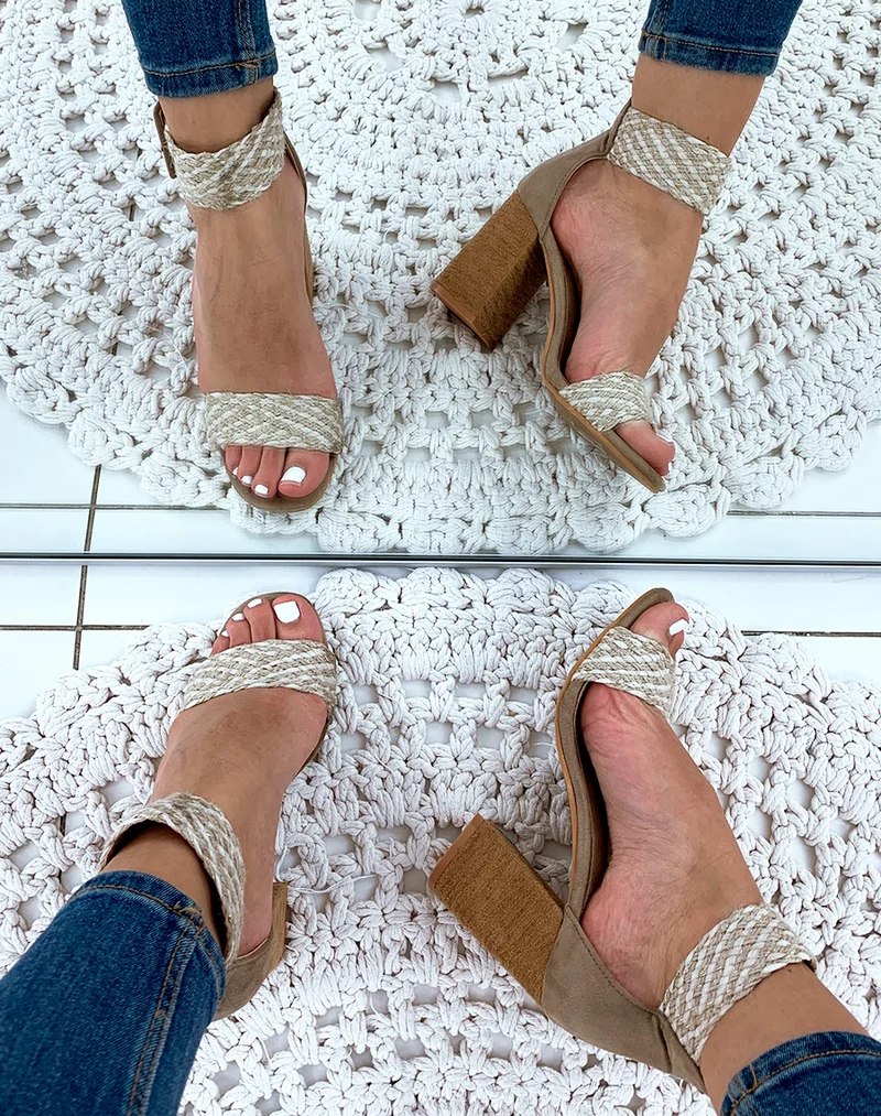 Sandales beiges à lanières fantaisies et à talons carrés