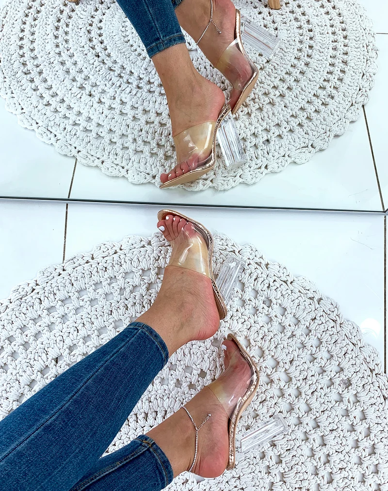 Mules roses gold effet croco à talons et larges brides transparents
