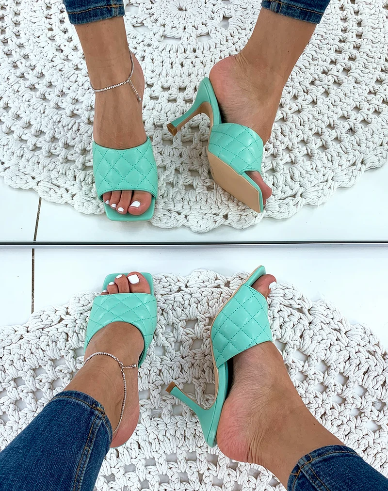 Mules vertes à talons et à larges brides matelassées