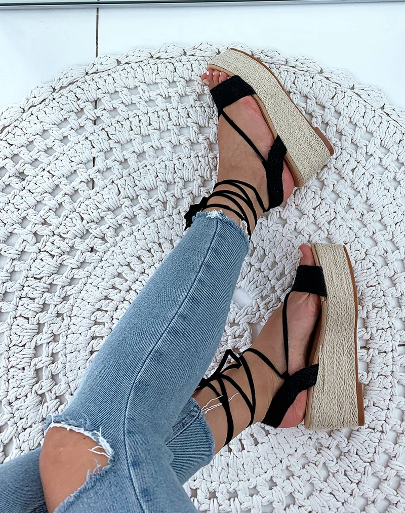 Sandales en osier noires à talons compensées et à lacets