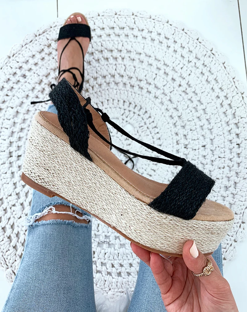 Sandales en osier noires à talons compensées et à lacets