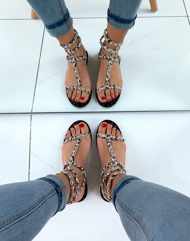Nu-pieds pyhton marron à multiples lanières ornées de clous