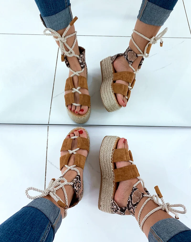Espadrilles compensées camel en suédine avec lacets en corde épaisse