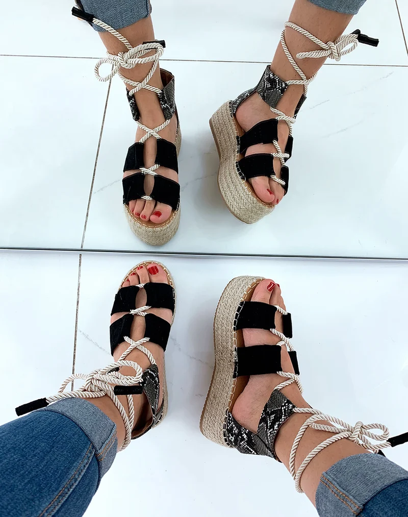 Espadrilles compensées noires en suédine avec lacets en corde épaisse