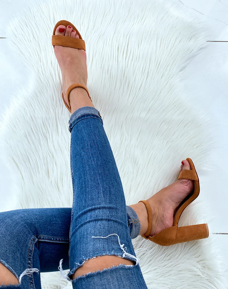Sandales en suédine camel à talons carrés