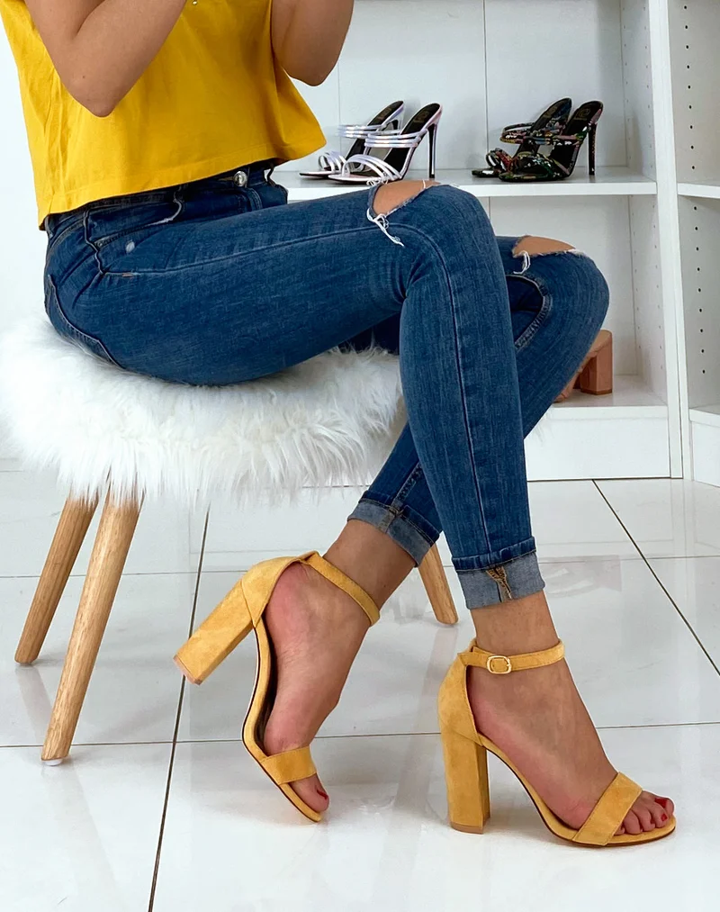 Sandales en suédine jaunes à talons carrés