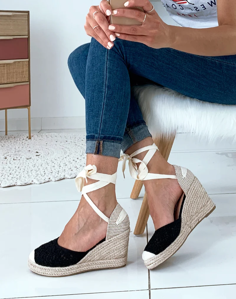 Espadrilles à talons compensés en dentelle noire à lacets