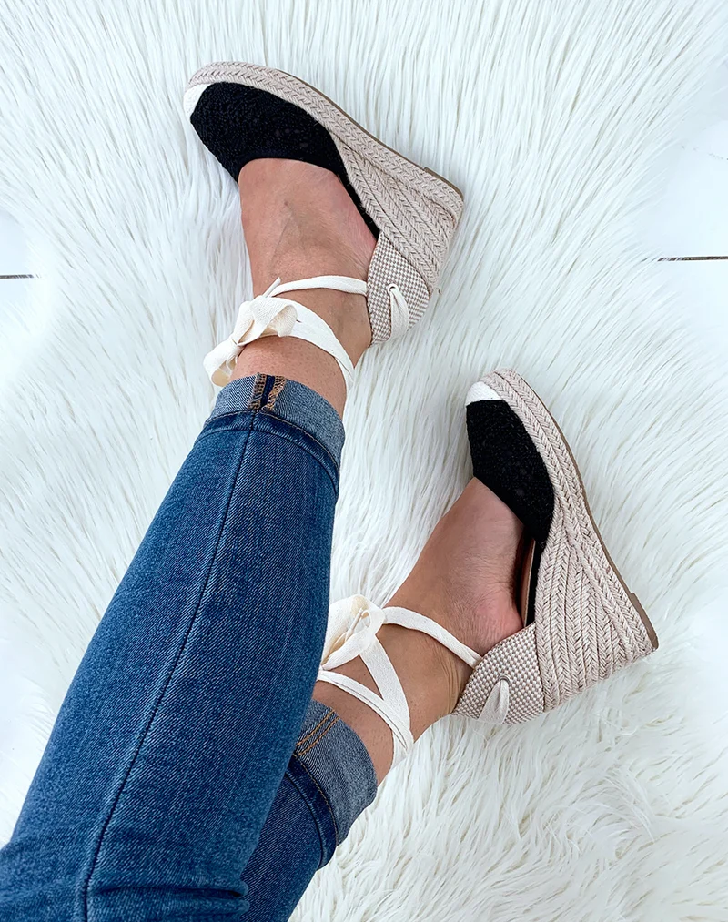 Espadrilles à talons compensés en dentelle noire à lacets