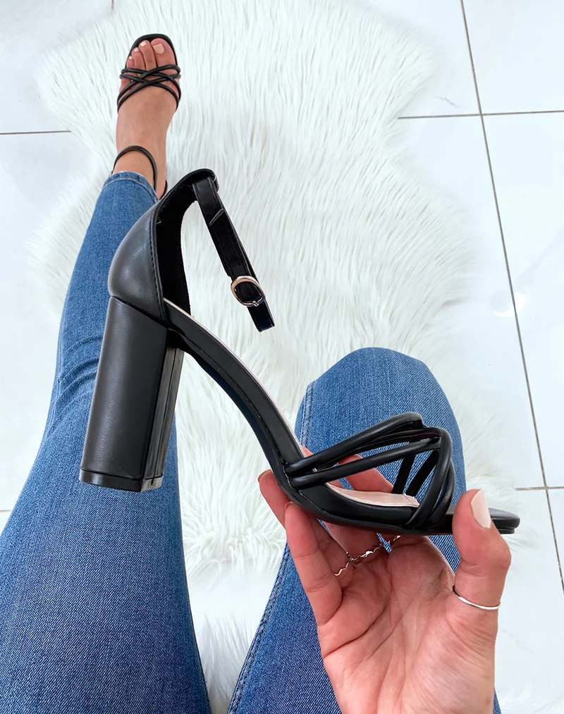 Sandales à talons noires à lanières entrecroisées