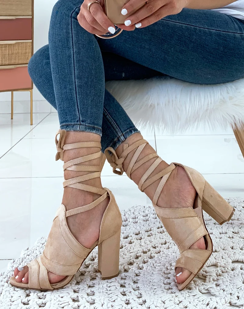 Sandales à talons beiges en suédine à lacets