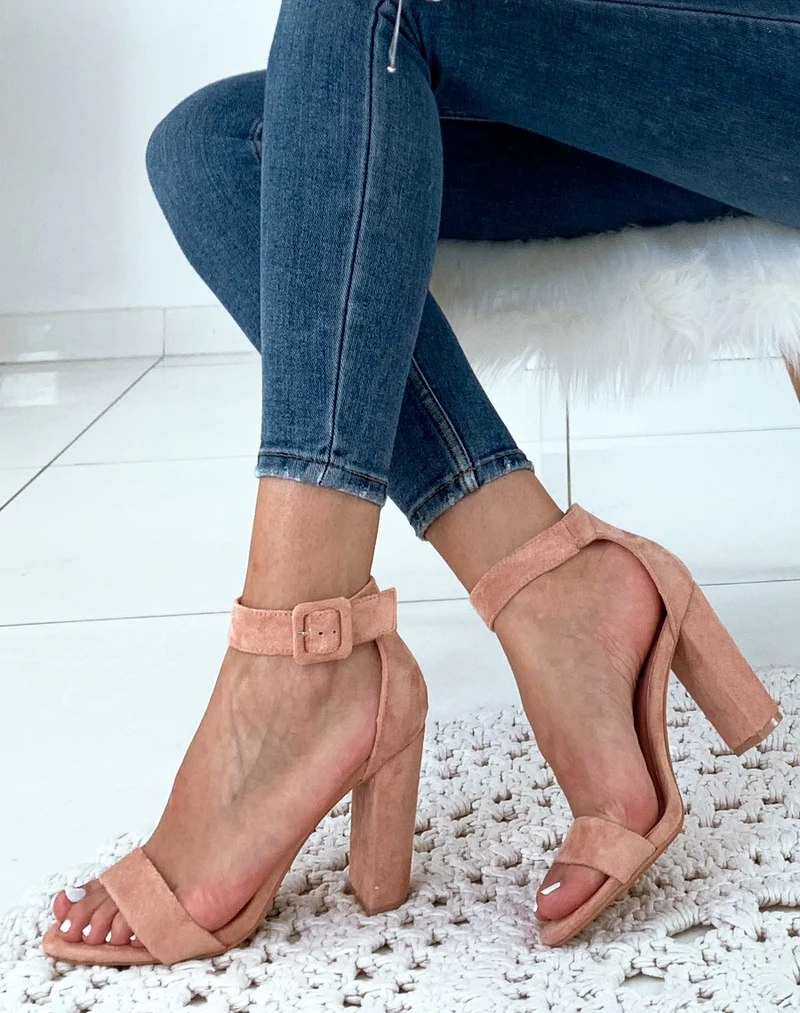 Sandales à talons roses en suédine