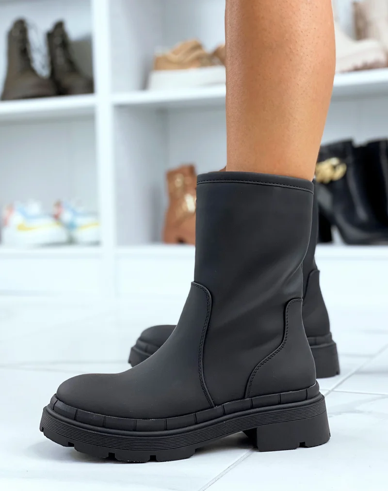 Bottines noires gommées