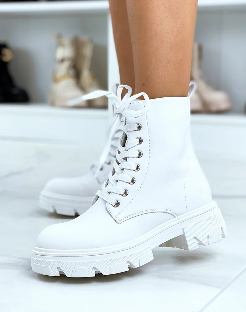 Bottines blanches montantes à lacets et semelle crantée