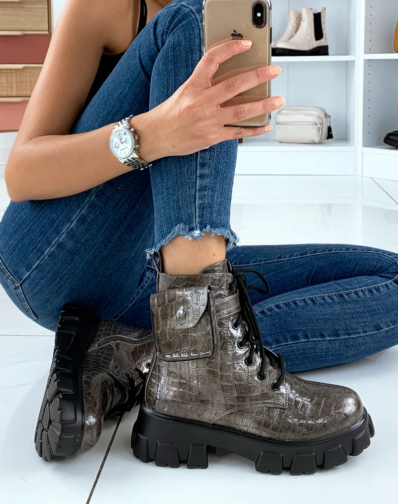 Bottines à semelle cranté effet croco à pochette kaki