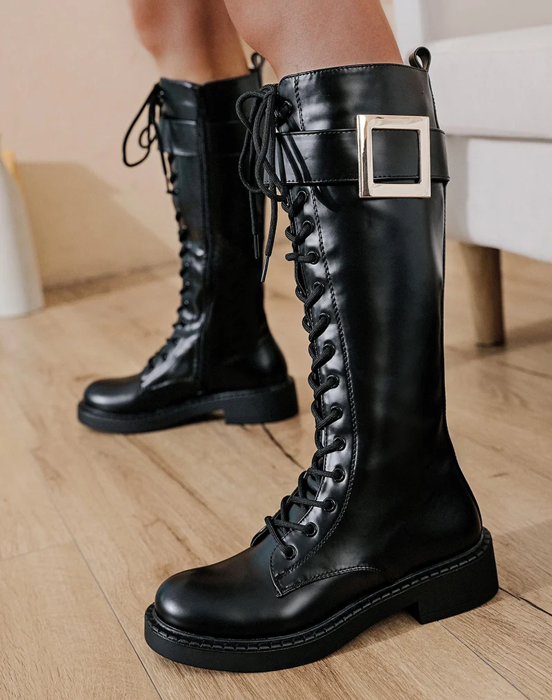 Bottes hautes noires à grosse boucle dorée