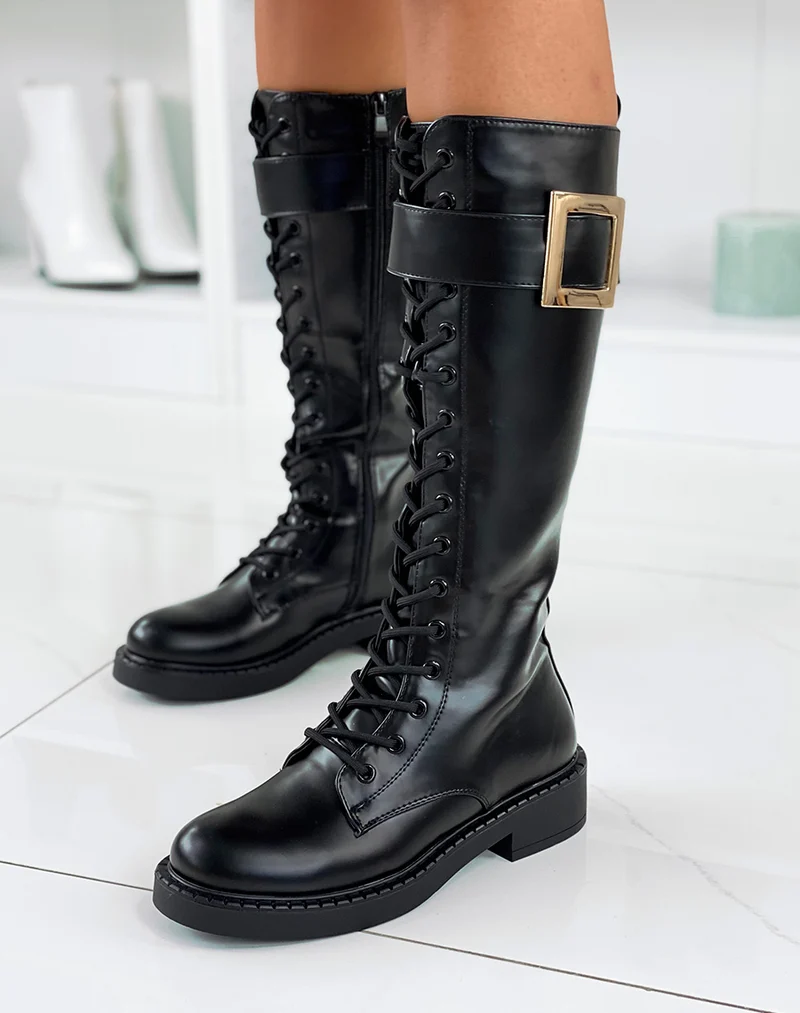 Bottes hautes noires à grosse boucle dorée