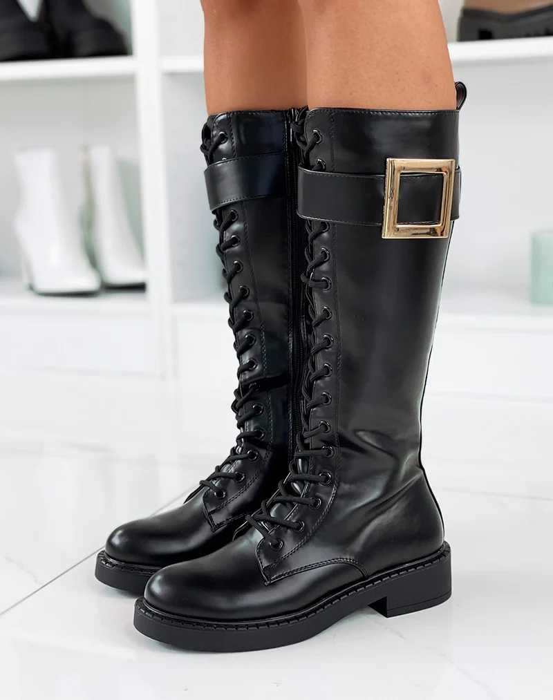 Bottes hautes noires à grosse boucle dorée