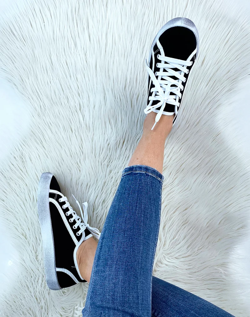 Basket noire et blanche en tissu
