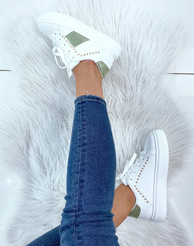 Basket blanche cloutée à empiècements verts