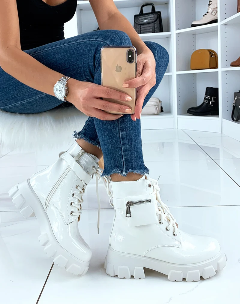 Bottines semelles crantées vernies blanches à pochette