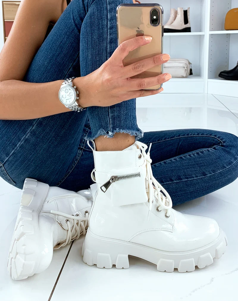 Bottines semelles crantées vernies blanches à pochette
