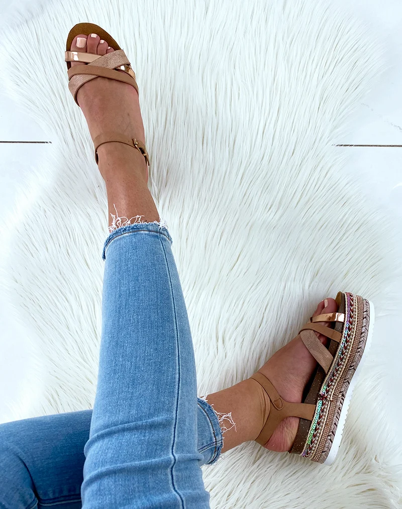 Nu-pieds beiges à semelles compensées fantaisies et multiples brides