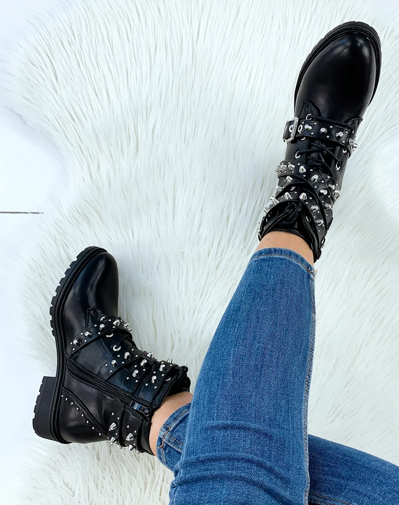 Bottines montantes noires ajourées de lacets et multiples brides